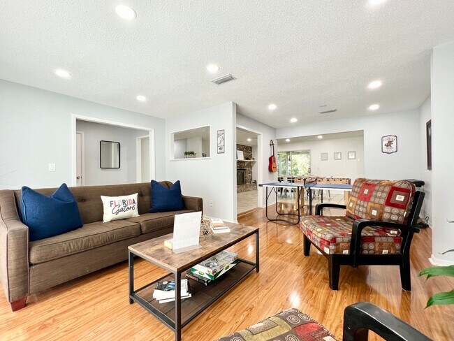 Foto del edificio - Beautiful 4/2 in Lakewood Estates