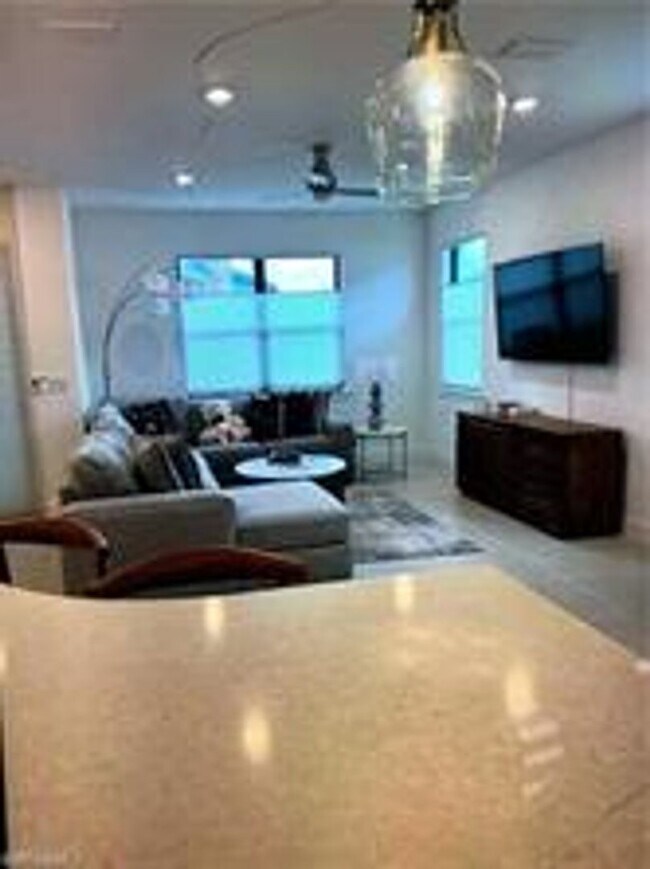 Foto del edificio - ANNUAL RENTAL - RENT IS NEGOTIABLE! 3 BED/...
