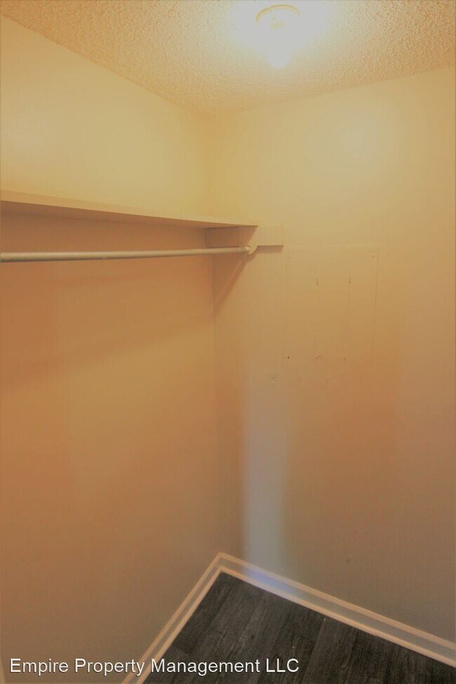 Building Photo - 1 br, 1 bath Apartment - 1310 Halsey Ave NE
