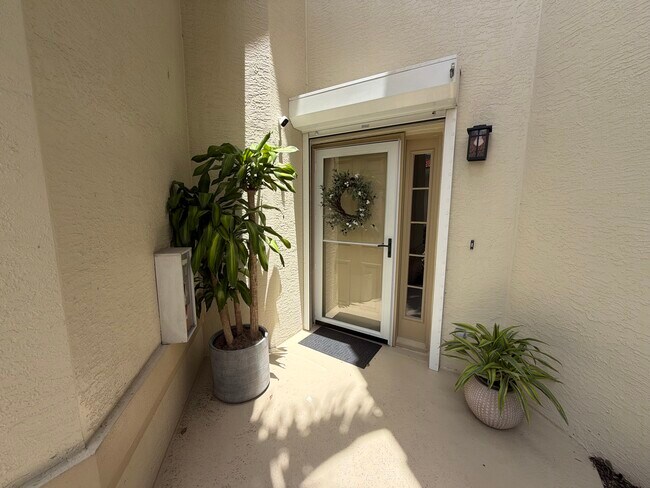 Foto del edificio - 15161 Royal Windsor Ln