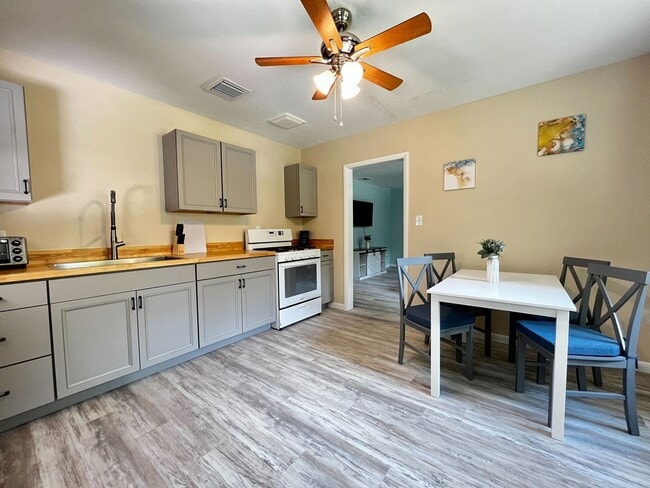 Building Photo - Adorable 2/1 fully furnished newly renovat...