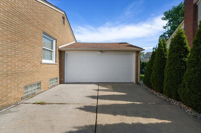 Building Photo - 2739 Yorkshire Rd