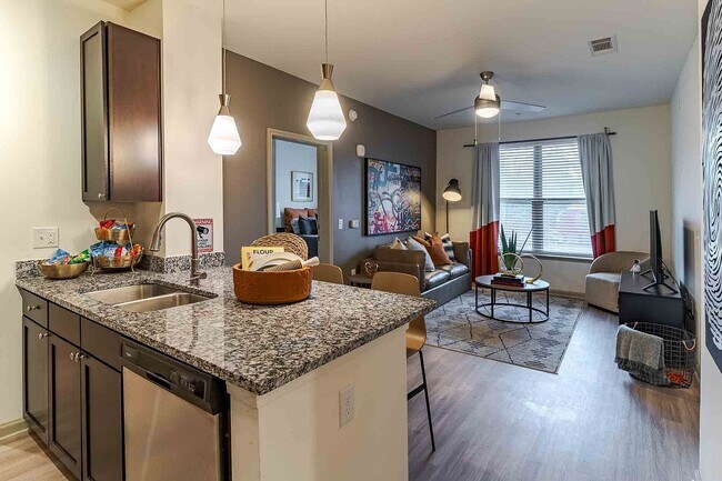 Signature-1505-Apartamentos-Cerca-de-NC-State-Cocina-y-Sala-de-estar - Signature 1505
