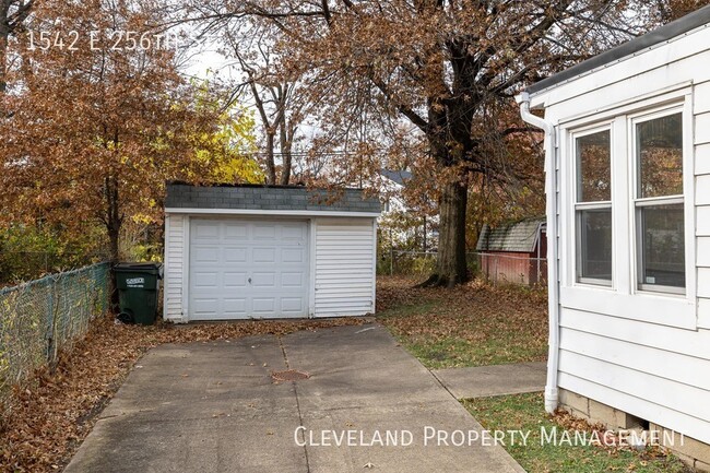Building Photo - Comfortable Side by Side Duplex