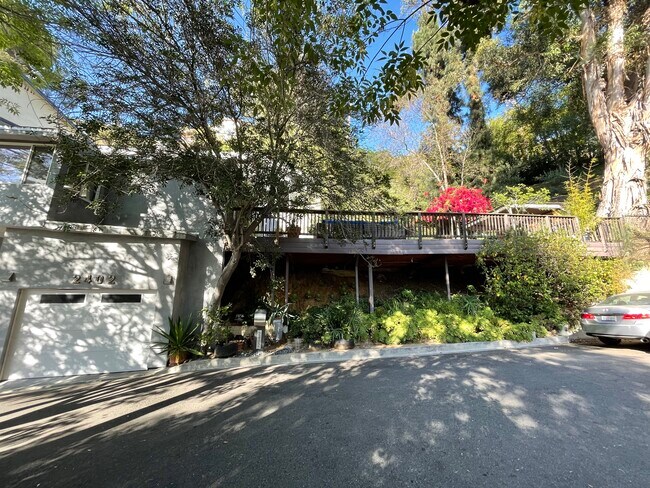Building Photo - 2402 Aspen Dr