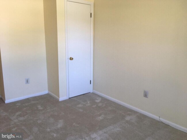 Foto del edificio - 2410 Pond View Dr