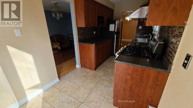 Building Photo - 16 Fieldside Dr