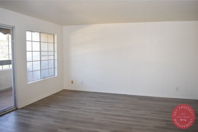 Foto del edificio - Charming 3-Bedroom Condo in the Heart of L...