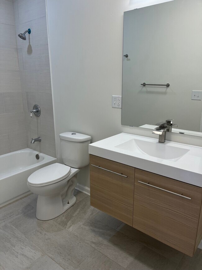Large Bathroom - 2141 W Coulter St