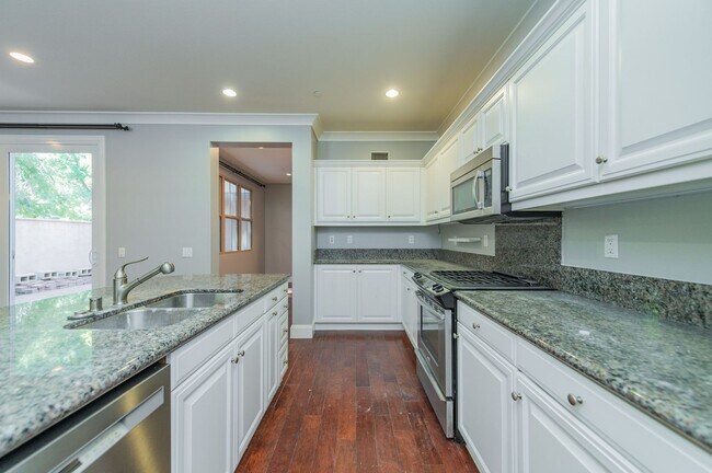 Foto del edificio - 3BD/2.5BA/2Garage Two Story upgraded End Unit Condo Woodbury Irvine $4800