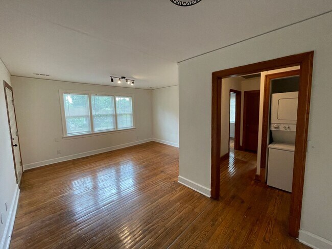 Building Photo - Renovated 2 bed room 2 bath. $ 1450.00  cl...