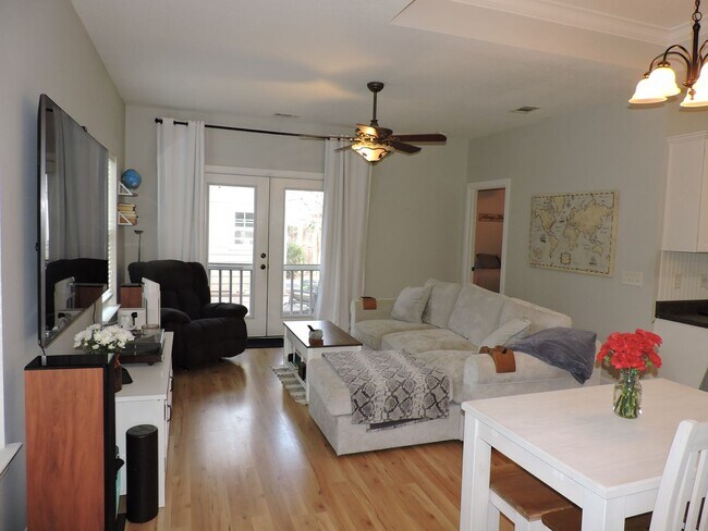 Building Photo - Convenient to downtown Pensacola!