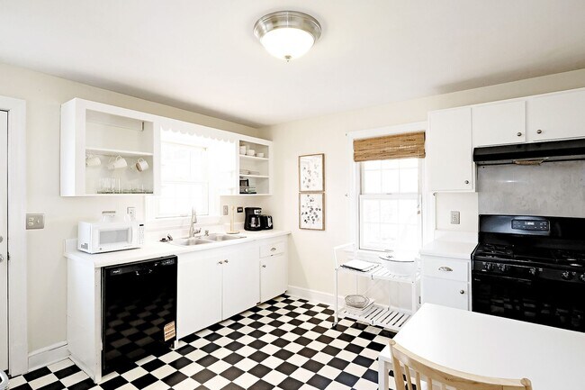 Building Photo - Charming City Cottage With Fenced Yard