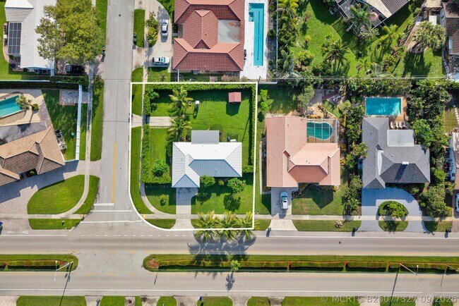 Building Photo - 1100 SW 12th Ave