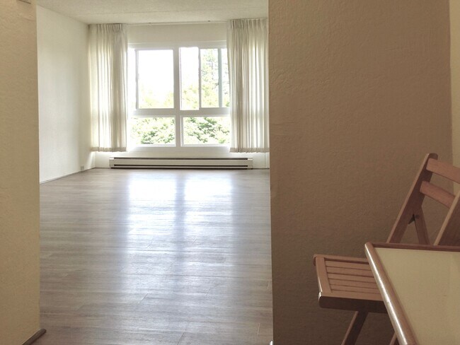 From entry to living & dining area - 1700 Civic Center Dr
