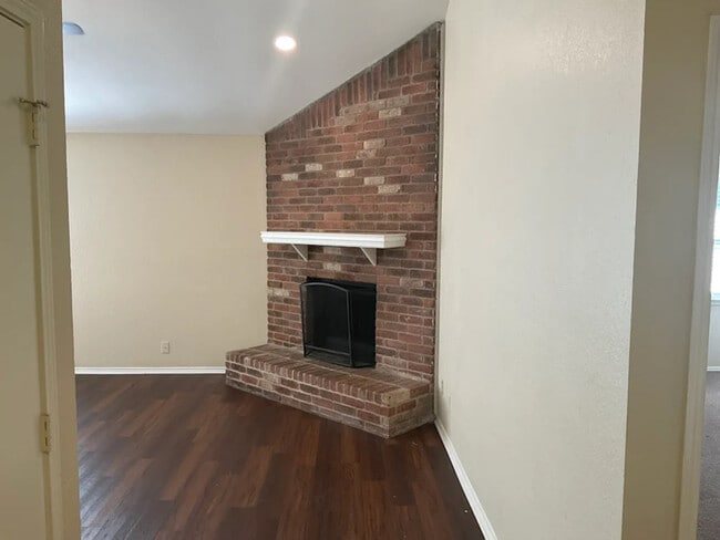 Building Photo - 1236 N Creek Dr