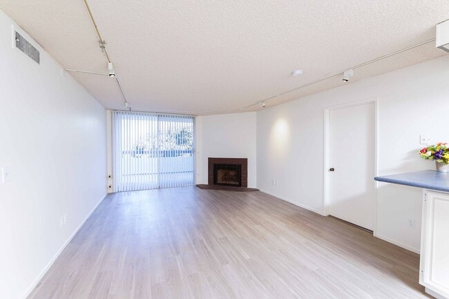 Building Photo - 2 Bedroom unit in Los Angeles