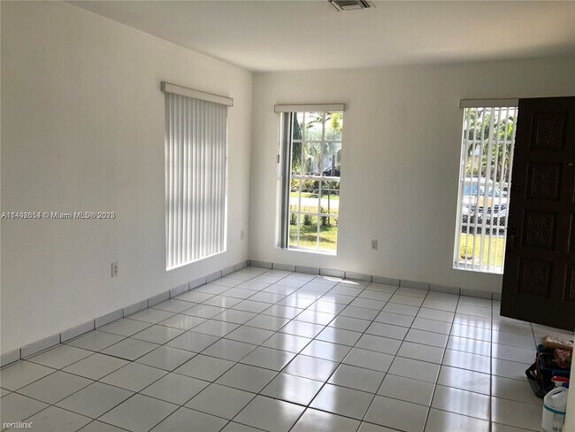 Foto del edificio - 2 br, 2 bath House - 2831 SW 64th Ave # 1
