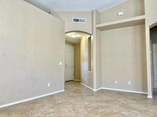 Foto del edificio - 6660 E Roland St