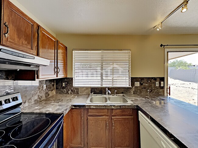 Building Photo - 1414 W Monona Dr