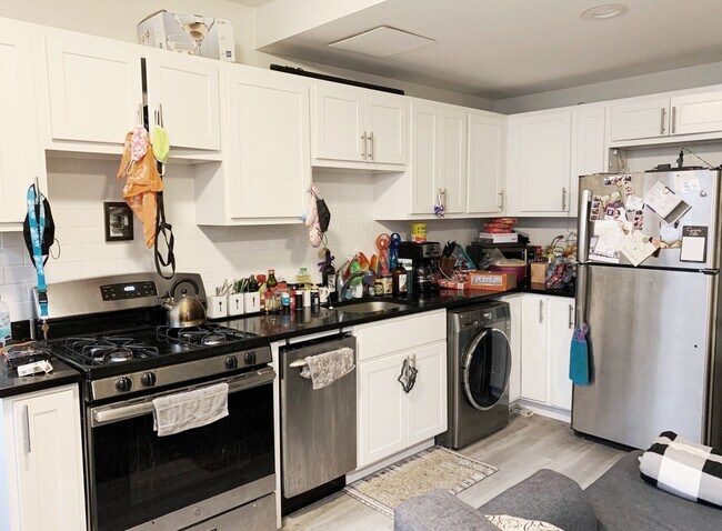 Photo - 732 W Roscoe St Apartment