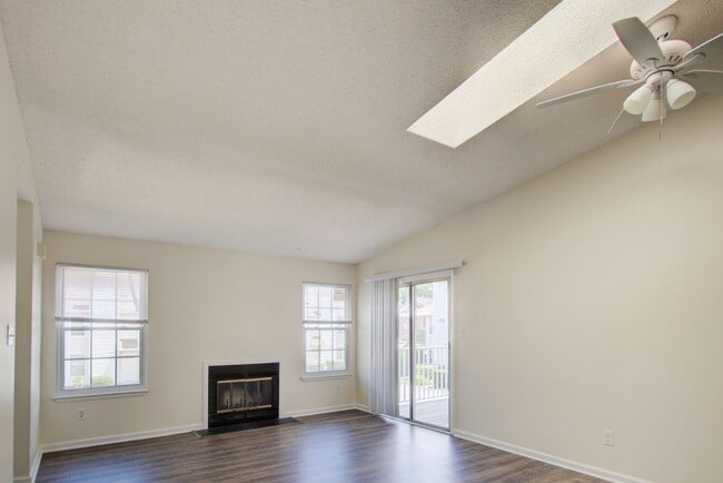 Foto del edificio - 2 Bedroom, 2 Bath Updated Condo, Newpointe...
