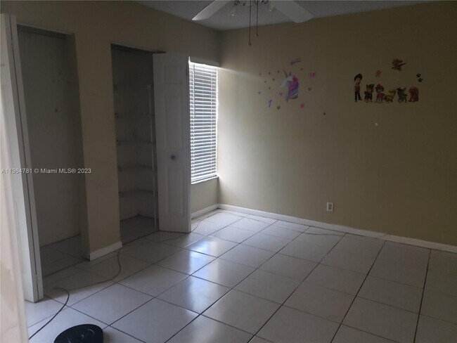 Building Photo - 10149 Twin Lakes Dr