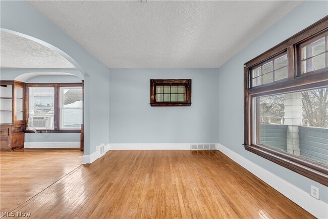 Building Photo - 10302 Parkview Ave