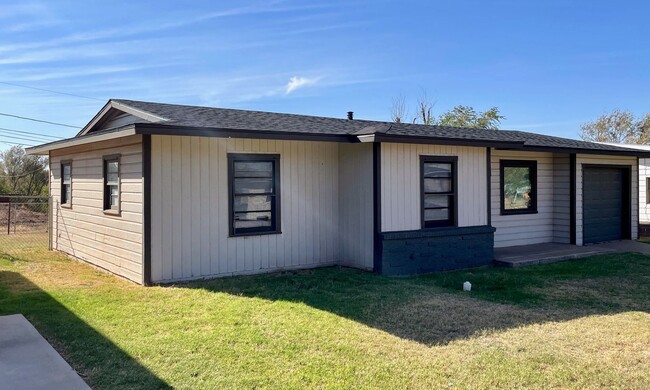 Building Photo - Bright-Living Retreat in Big?Spring – Your Perfect 3-Bed, 1-Bath Home!