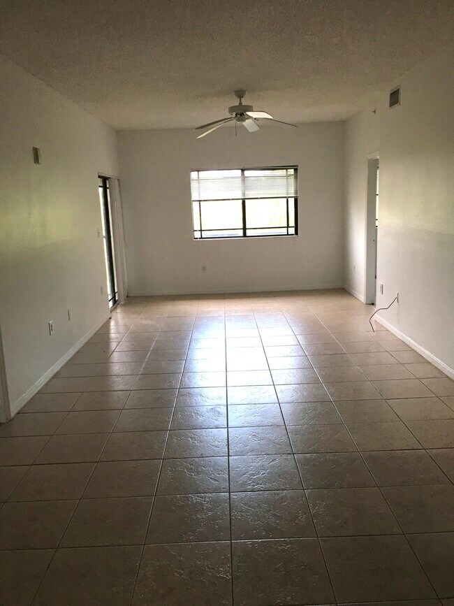 Foto del edificio - 2801 Sarento Pl