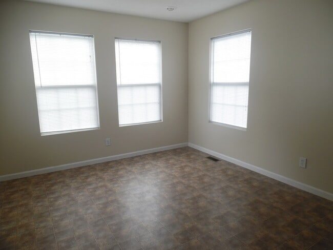 Foto del edificio - 4-bedroom, 2-bathroom home in a great Eastside Terre Haute location.