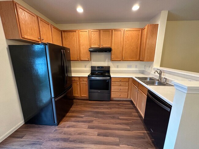 Building Photo - Great 2 Bedroom 2.5 Bath in Ridge Creek!