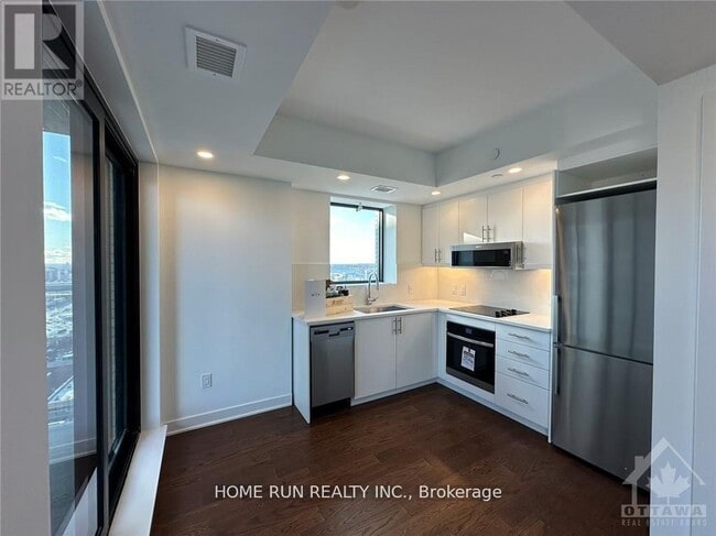 Building Photo - 340 Queen St