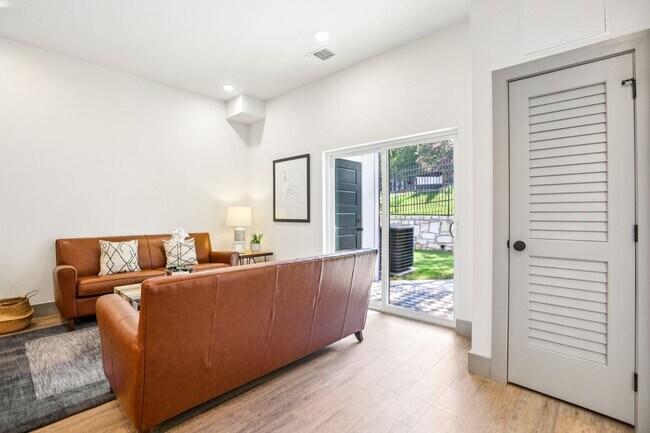 Foto del edificio - 2450 Wickersham Ln