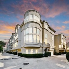 Building Photo - 1515 Hyde Park Blvd