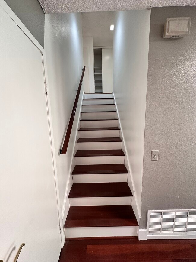 Building Photo - 2415 Mercedes Ave