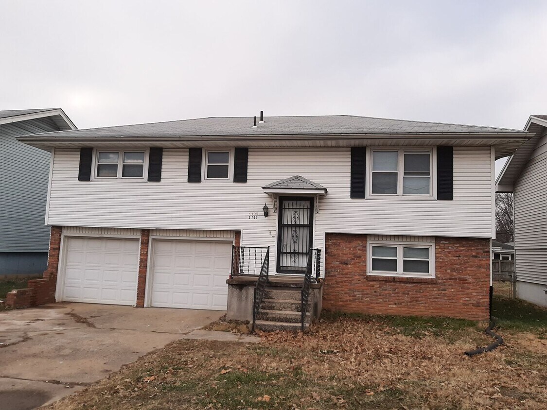 Foto principal - 3 Bedroom 2 bath $1250! Basement! 2 Car ga...