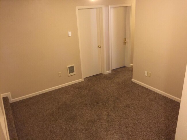 Foto del edificio - 5 Bd+2 Extra Rooms in Prime Campus Location!