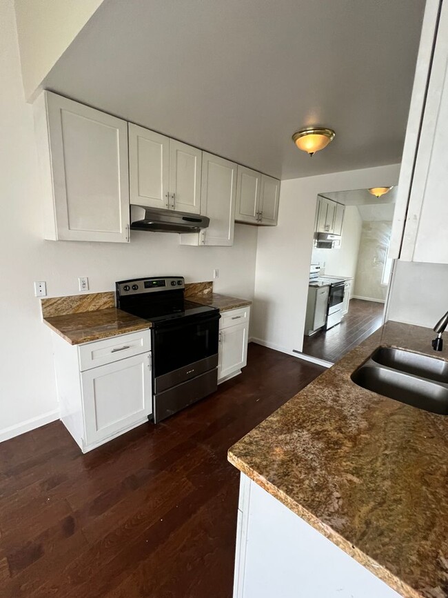 Building Photo - Newbury Park - Two bedroom, one bathroom c...