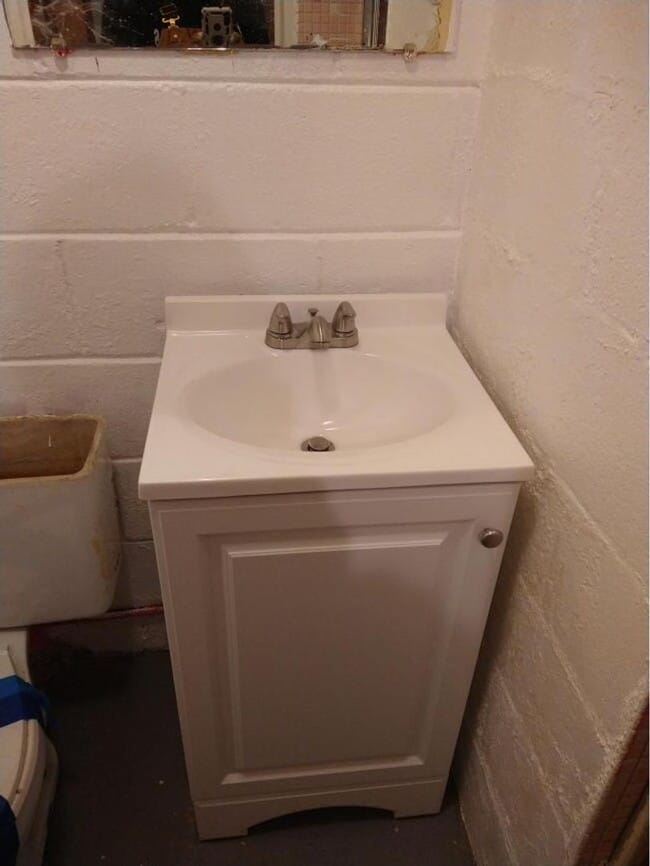 Building Photo - 3 bedroom 1.5 bath newly updated
