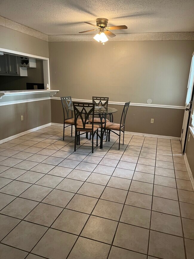 Foto del edificio - 5541 Riverstone Dr