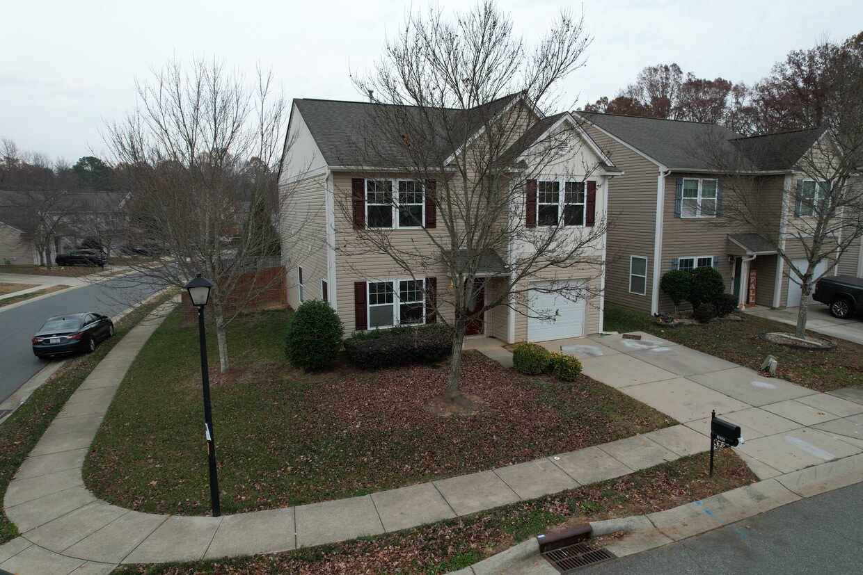 Foto del edificio - 2703 Bramble Ridge Ct