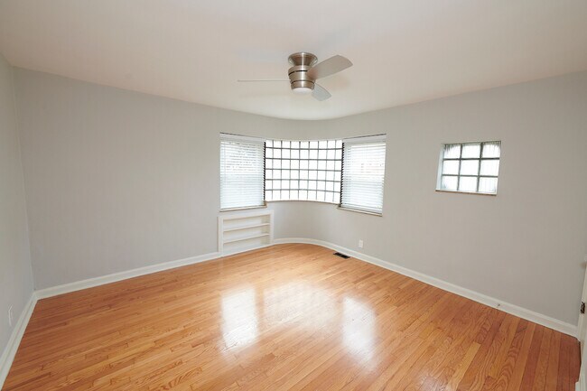 Building Photo - 5825 Lindenwood Ave