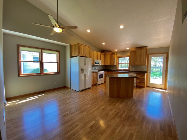 Building Photo - Spacious 3-Bed, 3-Bath Family Home with Fe...