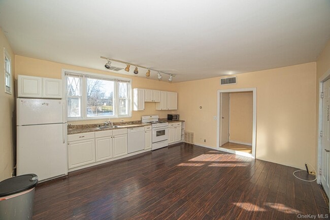 Building Photo - 52 Maple Ave