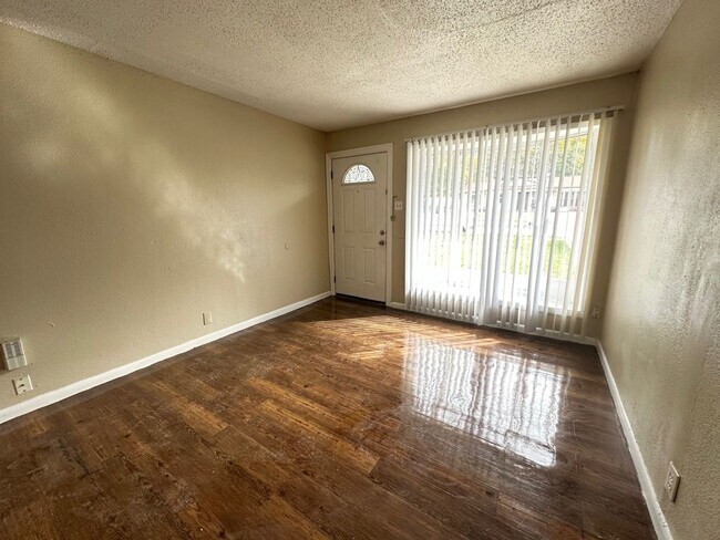 Building Photo - MESQUITE ~ 3-bedrooms & large fenced yard!