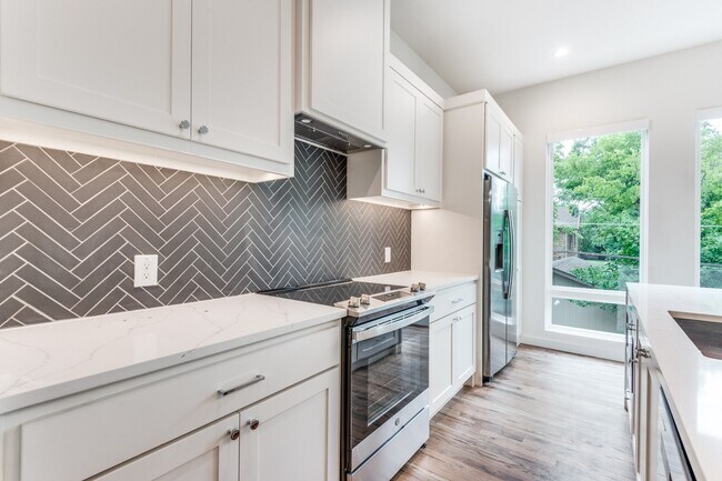 Foto del edificio - Tucked away Lakewood Gem, 2 story townhome, Walkable area!