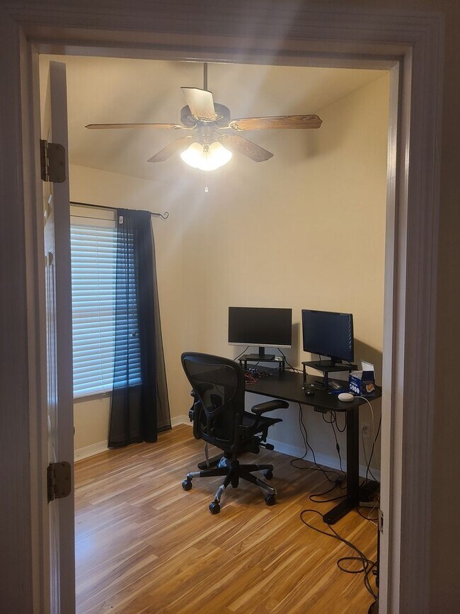 Building Photo - Charming 3/2 in Hickory Forest