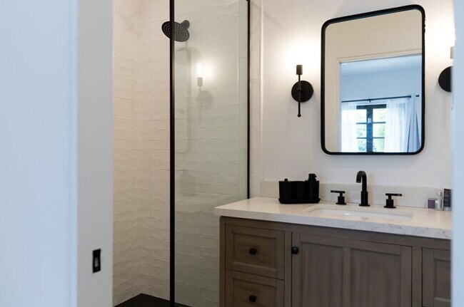 Foto del edificio - Fully Furnished Back House- Prime Location