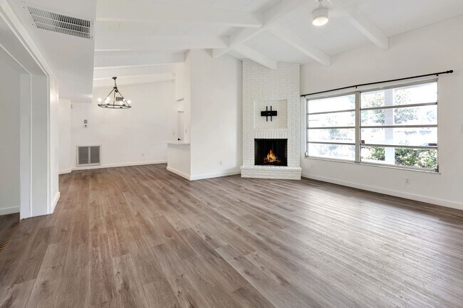Foto del edificio - 3BR Pet-Friendly Rental w/ Large Fenced Backyard & Screened-in Lanai